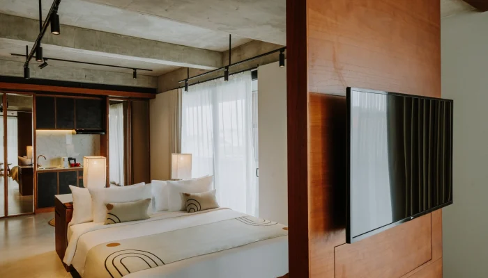 Premier Pool Suite Plus King