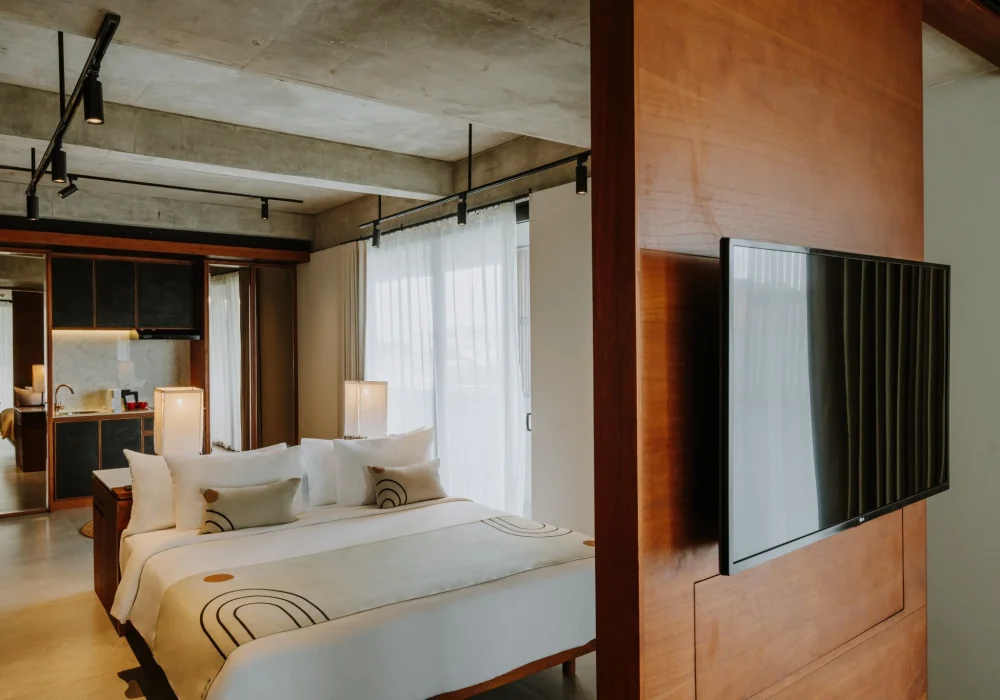 Premier Pool Suite Plus King