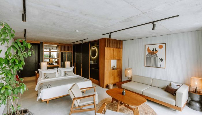 Premier Pool Suite with Livingroom