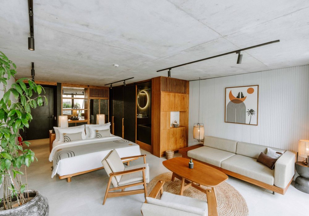 Premier Pool Suite with Livingroom